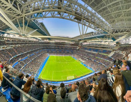 Téléchargez les photos : Madrid, Espagne - 30 octobre 2022 : Stade Santiago Bernabeu Real Madrid, fans lors d'un match de football. - en image libre de droit