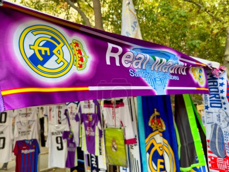 Téléchargez les photos : Madrid, Espagne - 30 octobre 2022 : Foulard Real Madrid en vente devant le stade Santiago Bernabeu. - en image libre de droit