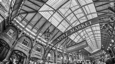 Foto de Londres, Reino Unido - junio de 2015: Apple Market en Covent Garden. El Mercado de Apple vende artesanías dedicadas a antigüedades y objetos de colección. - Imagen libre de derechos