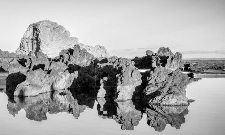 Foto de Reflejos rocosos al atardecer. piscinas de lava natural y el océano en el fondo. - Imagen libre de derechos