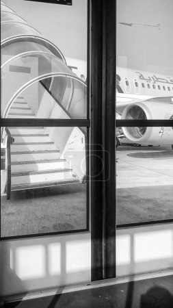 Foto de Doha, Qatar - 16 de agosto de 2018: Aviones listos para embarcar en el aeropuerto de Doha. - Imagen libre de derechos