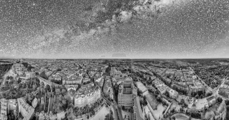 Foto de Madrid, España. Increíble vista aérea panorámica del centro de la ciudad y puntos de referencia en una noche estrellada. - Imagen libre de derechos