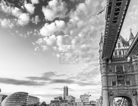 Foto de Tower Bridge al atardecer con edificios modernos de la ciudad, Londres - Imagen libre de derechos