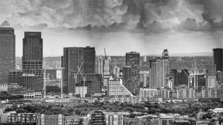 Foto de Londres, Reino Unido - 26 de septiembre de 2016: Vista panorámica aérea de los modernos edificios de Canary Wharf en un día nublado. - Imagen libre de derechos