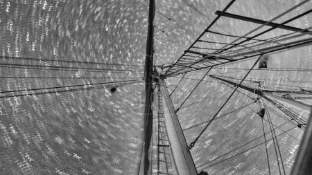 Téléchargez les photos : Mât d'un voilier au ciel étoilé à l'horizon. - en image libre de droit