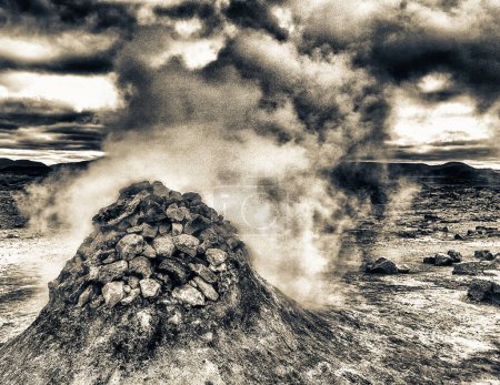 Foto de Hverir Boiling mudpots geothermal area and cracked ground around. Región de Myvatn, al norte de Islandia, Europa. - Imagen libre de derechos