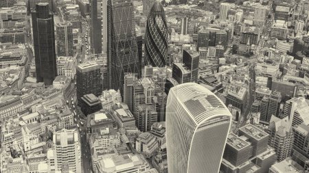 Téléchargez les photos : Vue aérienne du quartier des affaires de Londres depuis un hélicoptère volant. - en image libre de droit