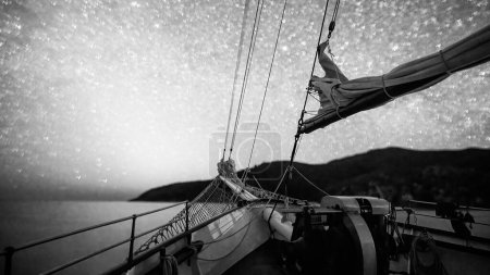 Téléchargez les photos : Mât d'un voilier au ciel étoilé à l'horizon. - en image libre de droit