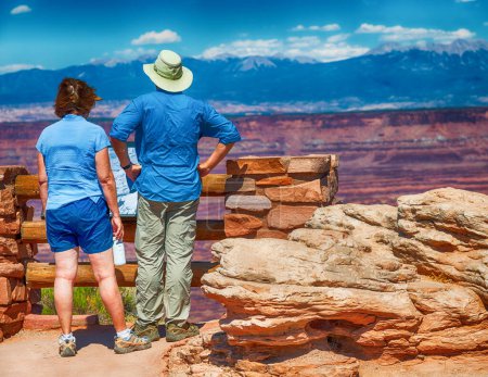 Foto de Pareja de turistas disfrutando de la vista del hermoso cañón
. - Imagen libre de derechos