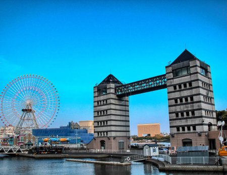 Foto de YOKOHAMA - 19 AGO: Vista de edificios modernos en el puerto de Yokohama, Japón el 19 de agosto de 2013. Yokohama es la segunda ciudad más grande de Japón, la población es de más de 3 millones en la actualidad - Imagen libre de derechos