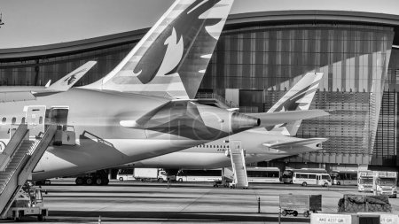 Foto de Doha, Qatar - 12 de diciembre de 2016: Aviones en la pista del Aeropuerto Internacional de Hamad. - Imagen libre de derechos