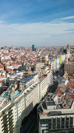 Téléchargez les photos : Madrid, Espagne - 29 octobre 2022 : Vue aérienne du centre-ville. Bâtiments et principaux monuments par une journée ensoleillée. - en image libre de droit