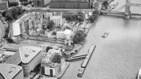 Téléchargez les photos : Vue aérienne de la Tour de Londres depuis un hélicoptère volant. - en image libre de droit