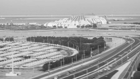 Téléchargez les photos : Doha, Qatar - 3 décembre 2016 : Vue aérienne du stationnement de l'aéroport et de la route principale. - en image libre de droit
