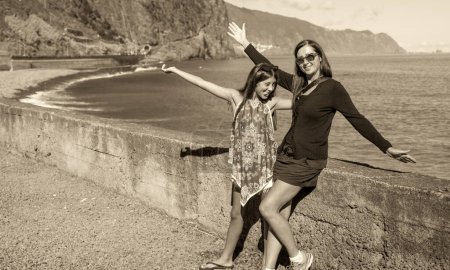 Foto de Chica joven feliz de vacaciones con su madre visitando la hermosa costa de la isla. - Imagen libre de derechos