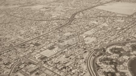 Téléchargez les photos : Banlieue de Doha depuis l'avion, Qatar. - en image libre de droit