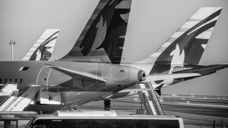 Téléchargez les photos : Doha (Qatar) - 12 décembre 2016 : Avions sur la piste de l'aéroport international Hamad. - en image libre de droit