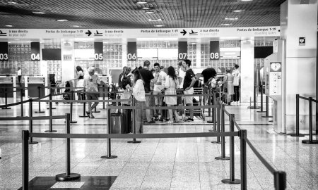 Foto de Madeira, Portugal - 8 de septiembre de 2022: Pasajeros en el check-in del aeropuerto. - Imagen libre de derechos
