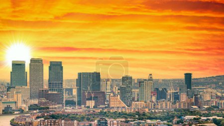 Téléchargez les photos : Londres - Royaume-Uni. Vue panoramique aérienne des bâtiments modernes de Canary Wharf au coucher du soleil. - en image libre de droit
