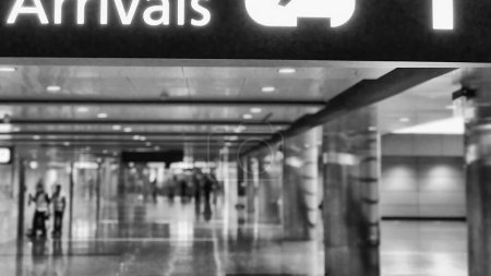 Téléchargez les photos : Panneaux d'arrivée de l'aéroport du Qatar à Hamad International. - en image libre de droit