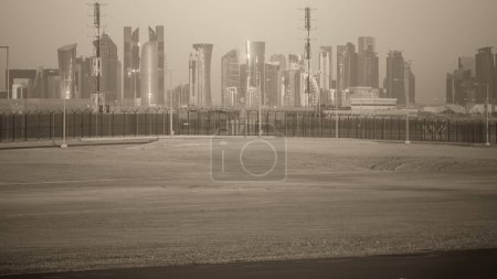 Foto de Doha horizonte del amanecer desde la pista del aeropuerto de Hamad, Qatar - Imagen libre de derechos