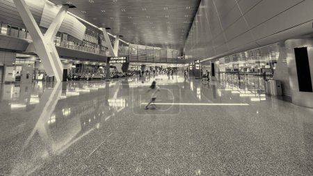 Foto de Pasillo del aeropuerto con pocas personas. Concepto de crisis de viaje. - Imagen libre de derechos