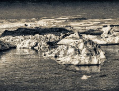 Téléchargez les photos : Icebergs de Jokulsarlon le long de la plage, vue panoramique sur le littoral islandais. - en image libre de droit