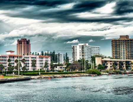 Foto de Edificios Boca Raton a lo largo del río desde South Inlet Park al atardecer, Florida - Estados Unidos - Imagen libre de derechos