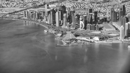 Téléchargez les photos : Doha, Qatar - 12 décembre 2016 : Vue aérienne des toits de la ville depuis un avion volant au-dessus de la capitale du Qatar. - en image libre de droit