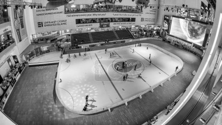 Foto de Dubai, Emiratos Árabes Unidos - 11 de diciembre de 2016: Vista de la pista de patinaje sobre hielo en el centro comercial Dubai Mall. - Imagen libre de derechos