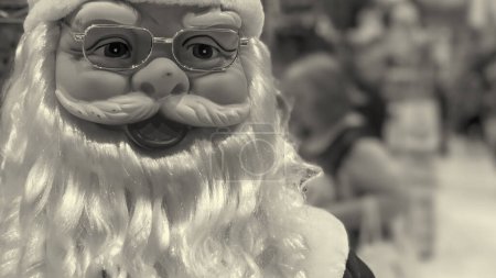 Téléchargez les photos : Santa marionnette souriant avec des lunettes. - en image libre de droit