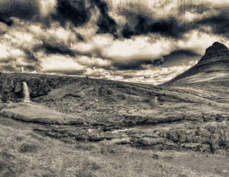 Foto de Kirkjufellfoss lugar pintoresco con cascada icónica y pico en Islandia. - Imagen libre de derechos