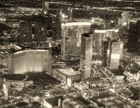 Téléchargez les photos : LAS VEGAS, NV - 30 JUIN 2018 : Vue aérienne de nuit en hélicoptère du Strip et de la ville principale Casinos et Hôtels - en image libre de droit