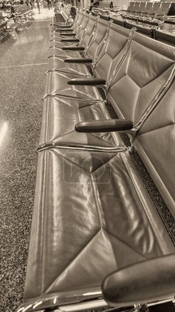 Foto de Asientos vacíos de espera en el aeropuerto. - Imagen libre de derechos