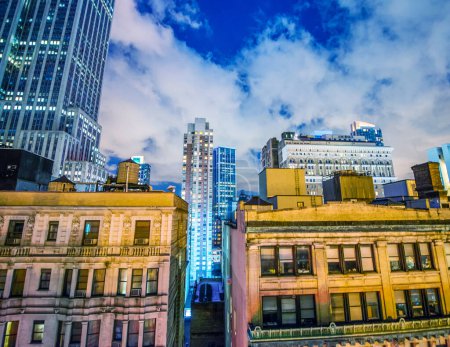 Téléchargez les photos : Superbe vue de nuit sur Manhattan. gratte-ciel et vieux bâtiments de New York
. - en image libre de droit