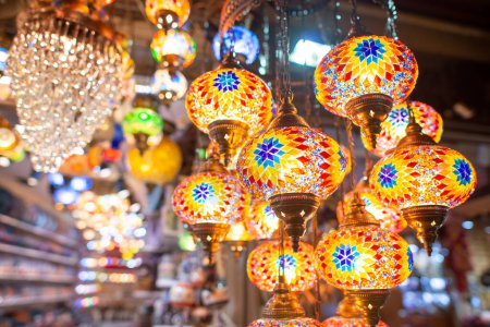 Foto de Lámparas de estilo árabe en un mercado callejero por la noche. - Imagen libre de derechos