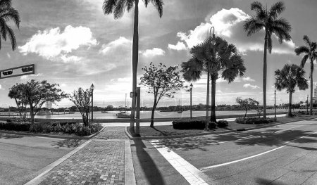 Téléchargez les photos : WEST PALM BEACH, FL - 11 AVRIL 2018 : Côtes, palmiers et bâtiments par une journée ensoleillée Vue panoramique. - en image libre de droit