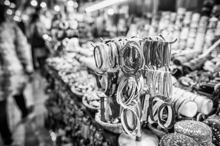 Foto de Pulseras de goma en un mercado callejero por la noche. - Imagen libre de derechos