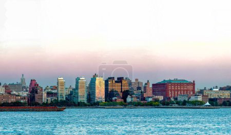 Foto de NUEVA YORK CITY - SEPTIEMBRE 2015: Hermosa vista panorámica del horizonte de la ciudad al atardecer. La ciudad atrae a 50 millones de personas anualmente. - Imagen libre de derechos