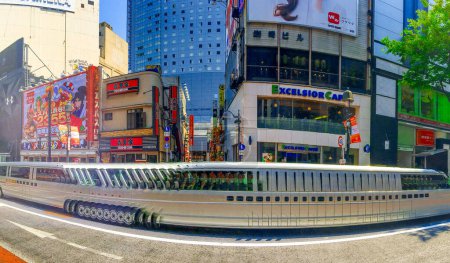Téléchargez les photos : TOKYO, JAPON - 23 MAI 2016 : Touristes et habitants du district de Shibuya par une journée ensoleillée. Vue panoramique. - en image libre de droit