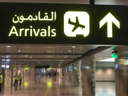 Foto de Carteles de llegada al aeropuerto de Qatar en Hamad Internacional. - Imagen libre de derechos