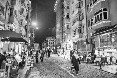 Foto de Estambul, Turquía - Octubre 2014: Turistas y lugareños en la noche a lo largo de las calles de la ciudad. - Imagen libre de derechos