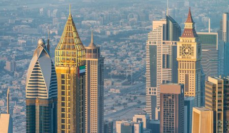 Foto de DUBAI - 4 DE DICIEMBRE DE 2016: Vista aérea del centro de Dubai al atardecer. La ciudad atrae a 30 millones de turistas anualmente
. - Imagen libre de derechos