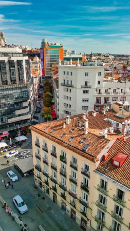 Foto de Madrid, España - 29 de octubre de 2022: Vista aérea del centro de la ciudad. Edificios y monumentos principales en un día soleado. - Imagen libre de derechos