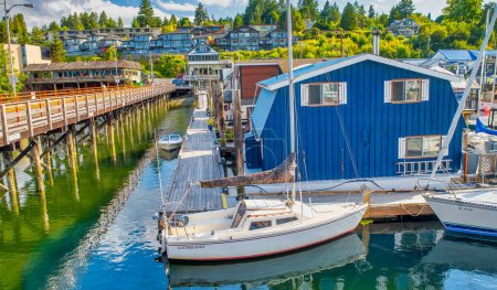 Foto de Vancouver Island, Canadá - 13 de agosto de 2017: Puerto de Cowichan Bay y barcos en un hermoso día de verano - Imagen libre de derechos