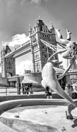 Foto de LONDRES, Reino Unido - 4 de julio de 2015: Esculturas de la ciudad y Puente de la Torre en el fondo - Imagen libre de derechos