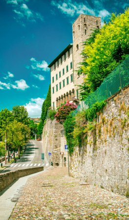 Foto de Bérgamo Alta paredes y carretera en un día soleado, Italia - Imagen libre de derechos