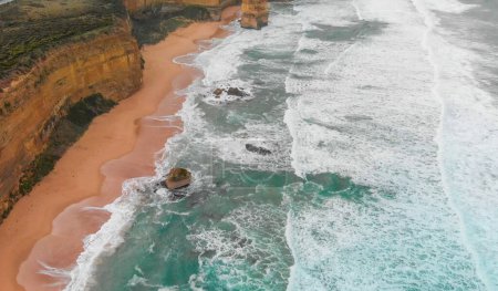 Foto de Vista panorámica aérea del amanecer de las pilas de piedra caliza de los Doce Apóstoles, Australia
. - Imagen libre de derechos