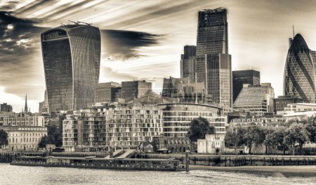 Foto de LONDRES - 5 de mayo de 2015: Edificios de la ciudad a lo largo del río Támesis. Con sus hitos, Londres es visitada por 30 millones de personas cada año.
. - Imagen libre de derechos