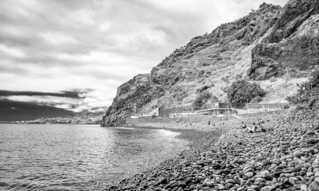 Téléchargez les photos : Madère, Portugal - 7 septembre 2022 : Les touristes profitent de la plage de Ponta do Garajau. - en image libre de droit